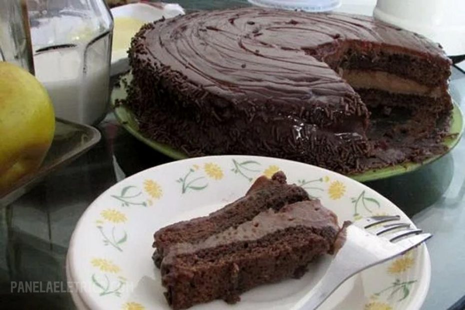 Bolo de chocolate recheado, além de fácil vai te deixar salivando