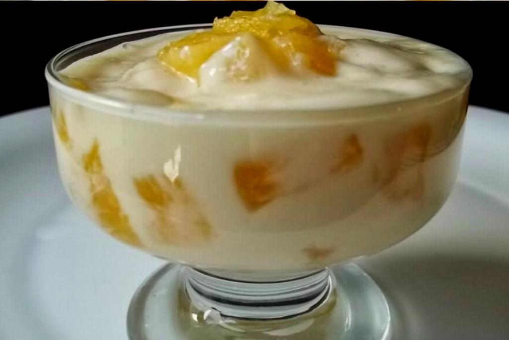 Abacaxi com creme de leite condensado, refrescante e docinho