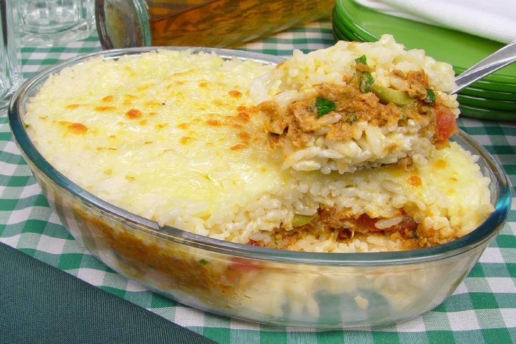 Arroz cremoso com atum, um refeição completa com rapidez