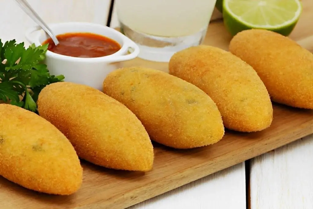 Bolinho de aipim recheado, um salgado delicioso e bem fácil de fazer que aprendi com salgadeira