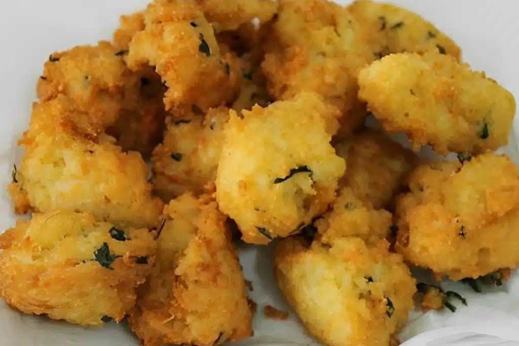 Bolinho de arroz com arroz amanhecido prático de fazer e fica maravilhoso