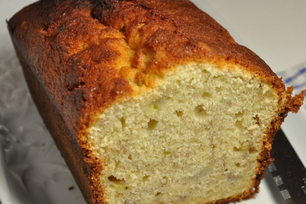 Bolo de banana e canela fofinho, com cheiro delicioso e sabor marcante