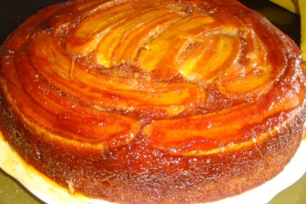 Bolo de banana, feito com uma massa macia e fofinha e cobertura de banana caramelizada