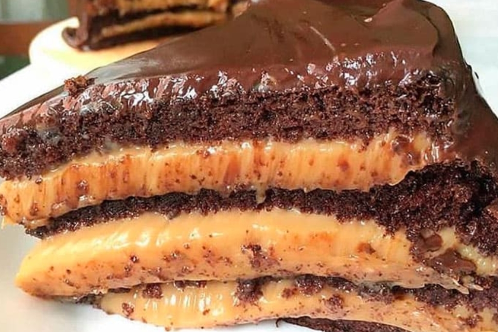 Bolo de chocolate com brigadeiro de doce de leite, o melhor bolo sem dúvida