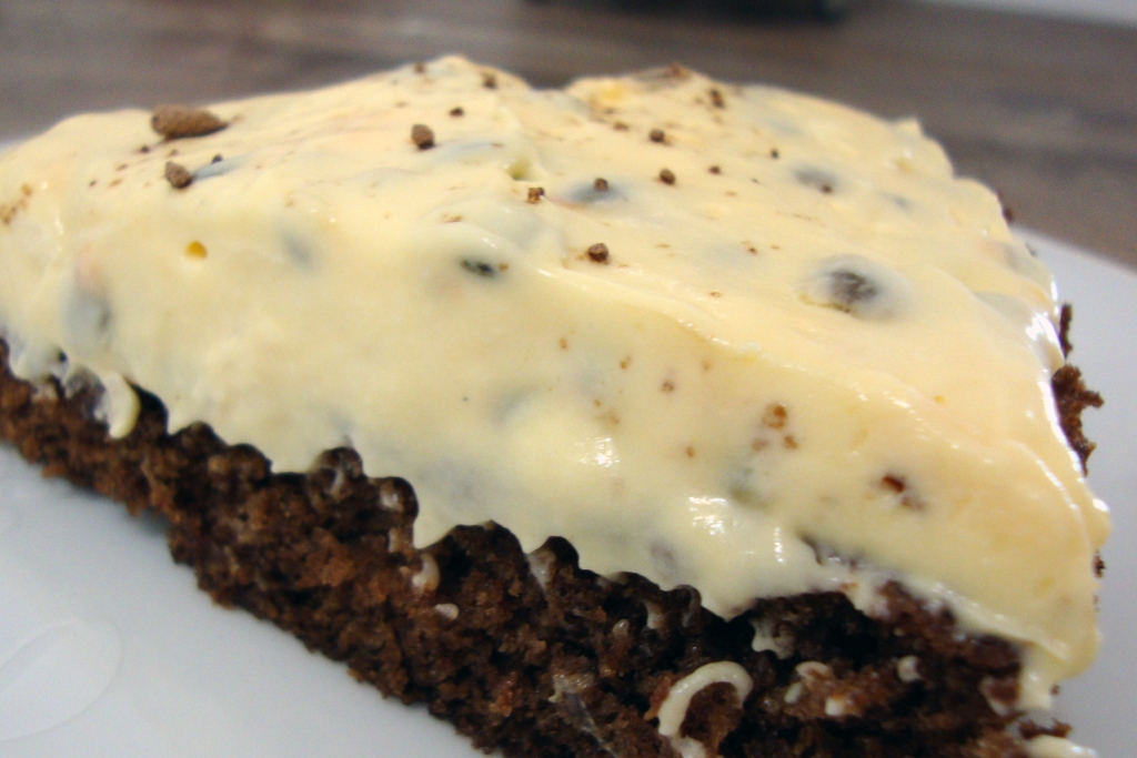 Bolo de chocolate gelado com mousse de maracujá, a combinação mais que perfeita