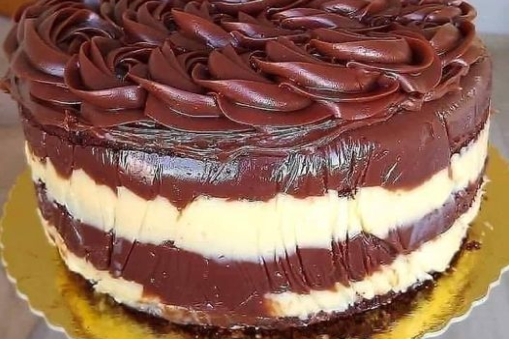 Bolo de leite ninho com recheio de brigadeiro, a união da massa super fofinha e um recheio maravilhoso