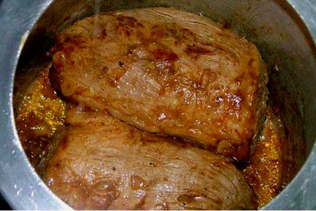 Carne ao vinho na panela de pressão rápida e fica muito suculenta