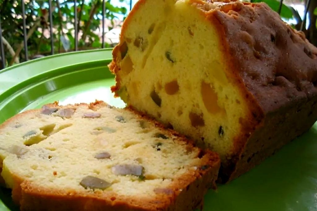 Essa receita de bolo de natal um bolo amanteigado com frutas cristalizadas, uma maravilha da primeira à última fatia