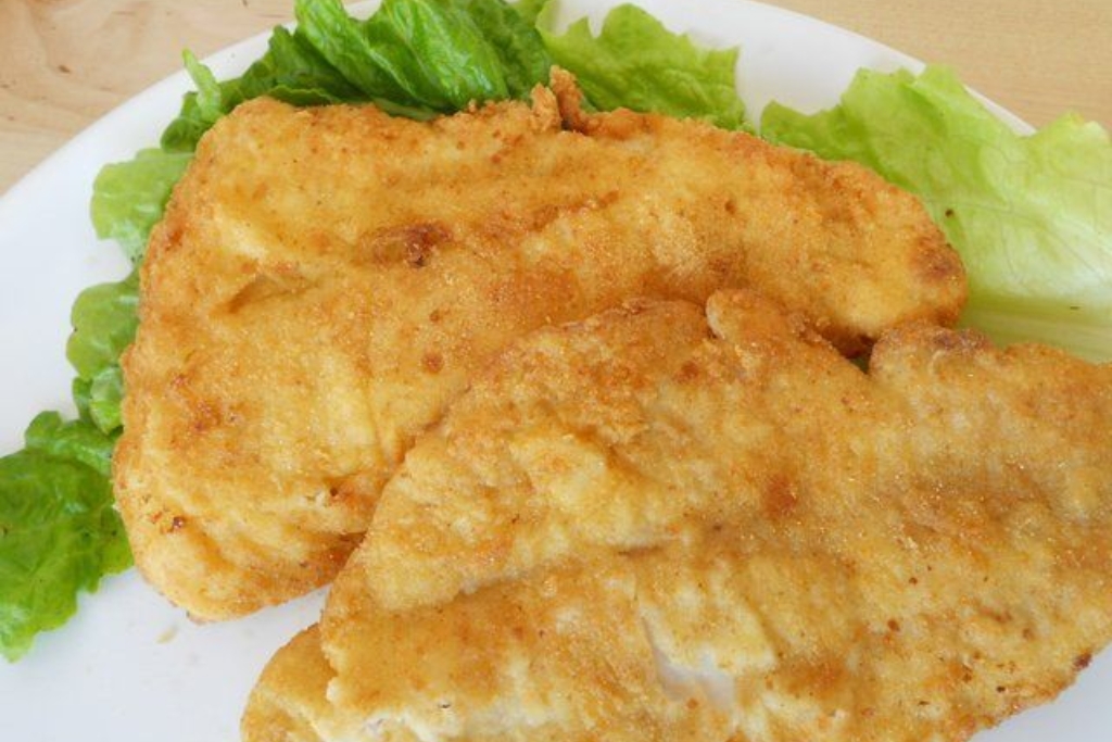 Filé de peixe frito bem temperado e macio por dentro com uma crocância incomparável por fora