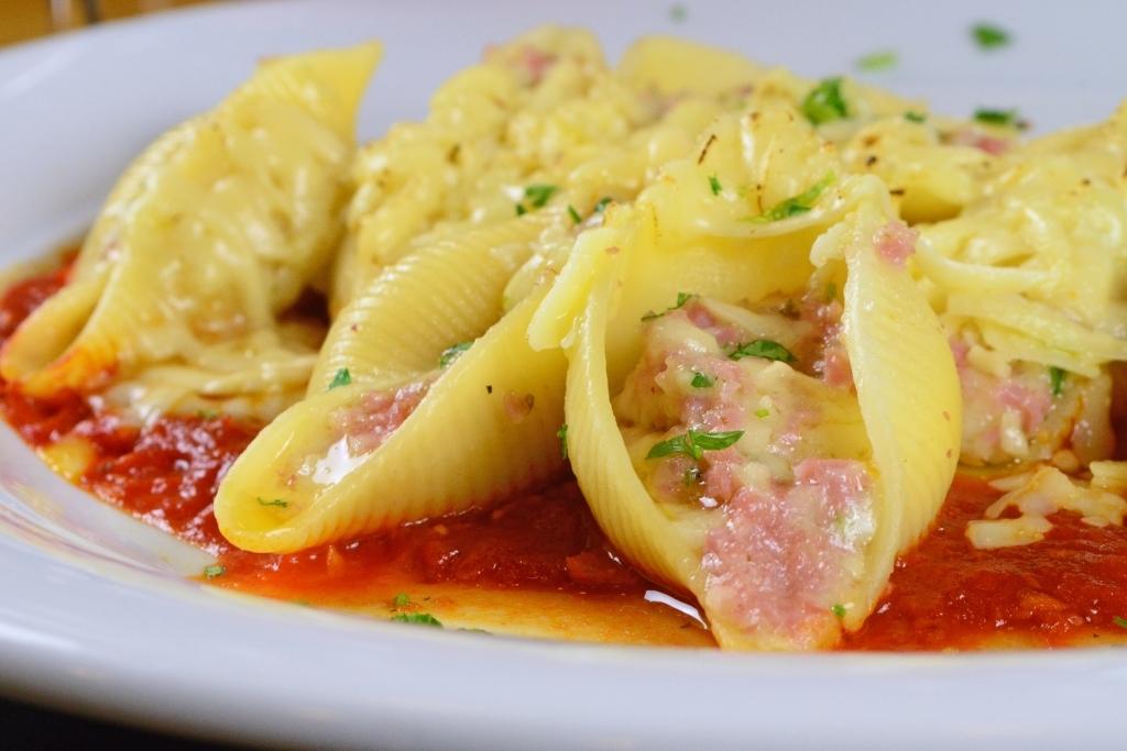 Macarrão conchiglione recheado gratinado, incrível e pronta em minutos