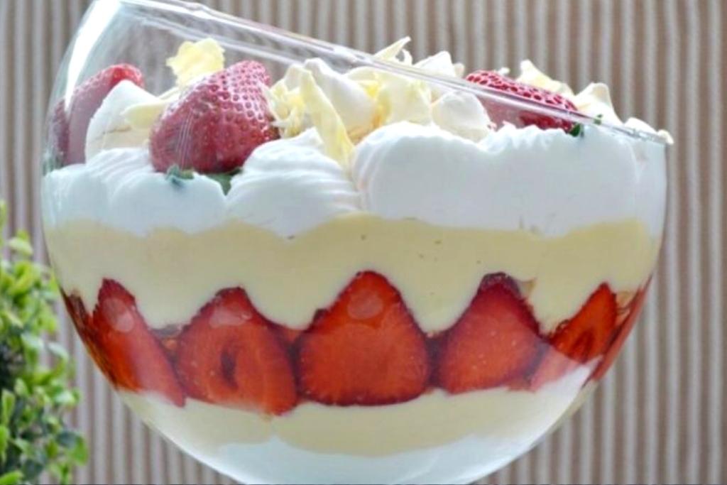 Merengue de morango com creme na travessa receita sensacional