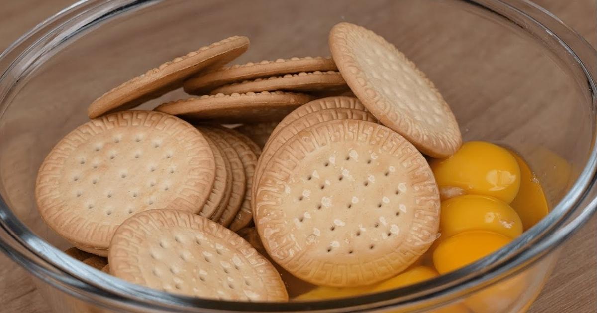 Misture biscoitos maria com ovo, o resultado fica muito incrível