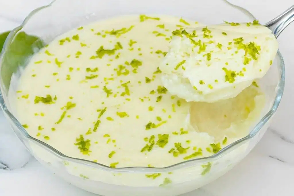 Mousse de limão com gelatina fica bem aerado e com sabor azedinho que é a cara do final de semana