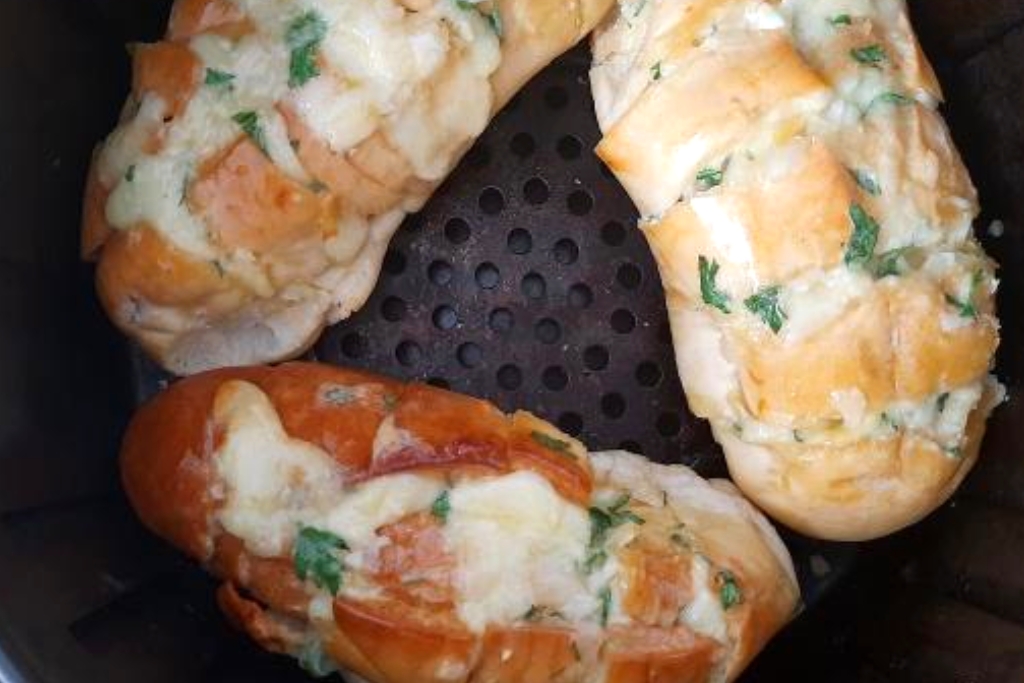 Pão de alho cremoso na air fryer, para quando bater aquela vontade do nada Pão de alho cremoso na air fryer, para quando bater aquela vontade do nada