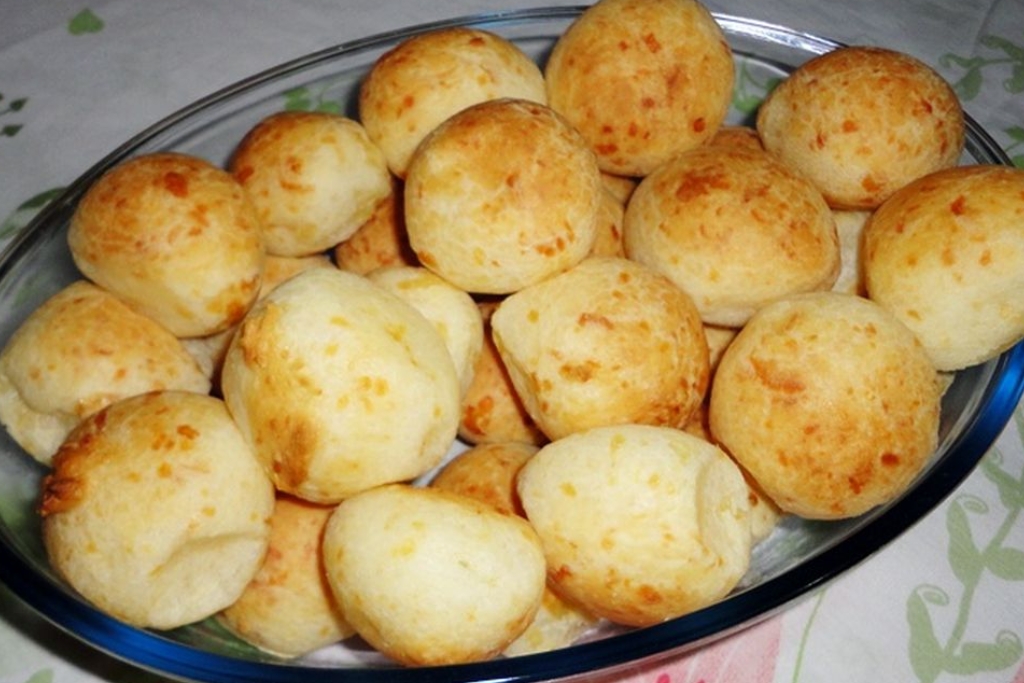 Pão de queijo caseiro, crocante por fora e macio por dentro perfeito para o lanche ou o café