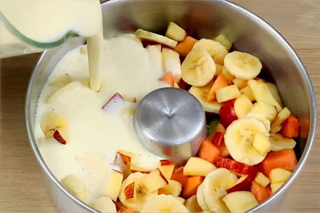 Pudim com pedaços de frutas, uma delícia saudável e perfeita para os dias quentes