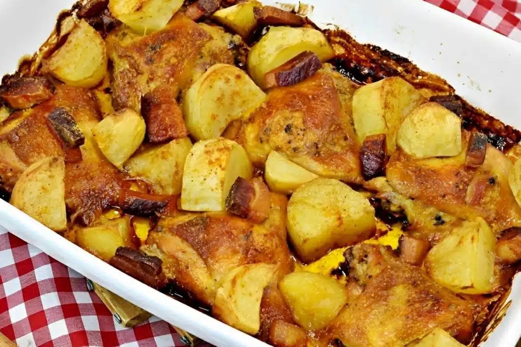 Sobrecoxa assada com batatas e bacon, um jeito diferente e delicioso de se fazer