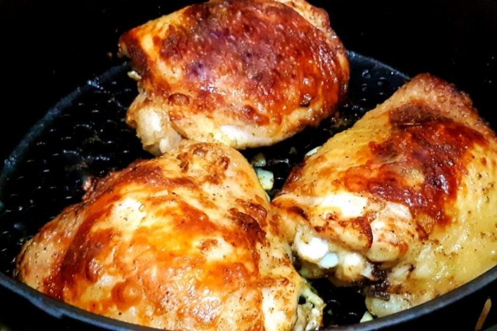 Sobrecoxas crocantes na airfryer, perfeito pro almoço de hoje Sobrecoxas crocantes na airfryer, perfeito pro almoço de hoje