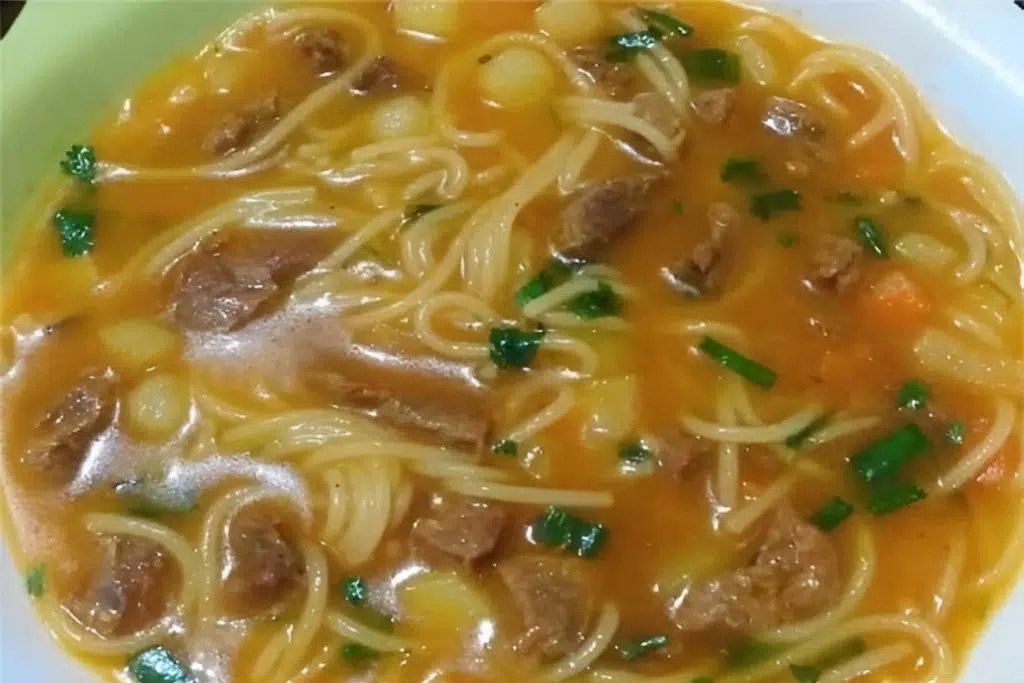 Sopa de legumes com carne e macarrão, receita da vovó para aquecer essas noites frias