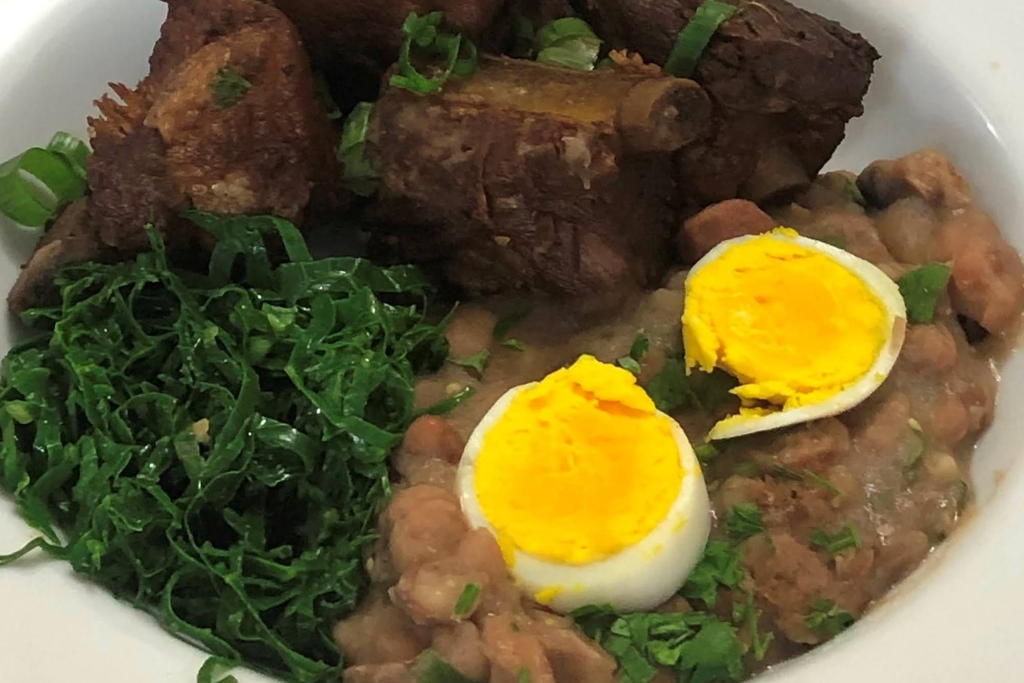 Tutu de feijão e costelinhas de porco, perfeita para servir no almoço de domingo com a família e os amigos