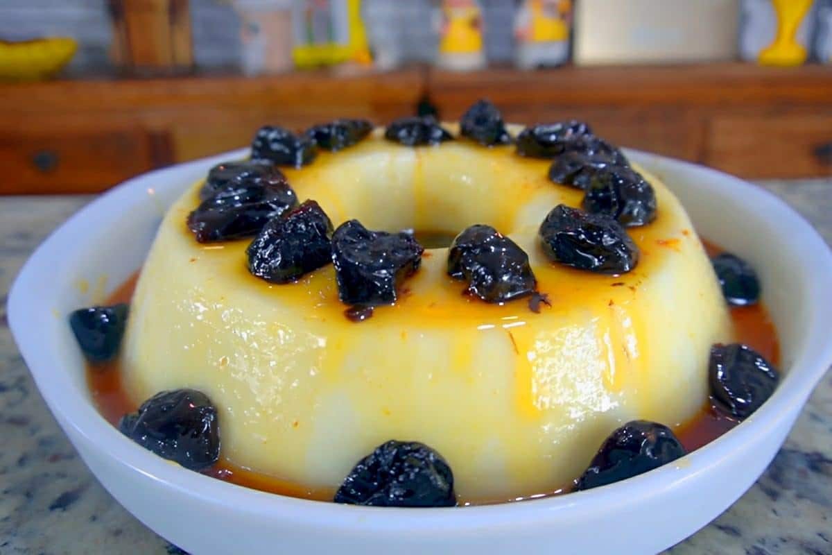 Manjar dos deuses uma sobremesa de coco com ameixa simples e prática de ...